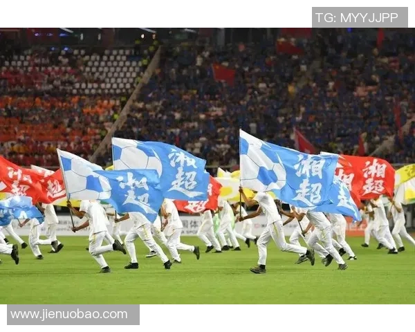 足球巨星重返故土再续辉煌传奇引发球迷热烈期待与欢呼